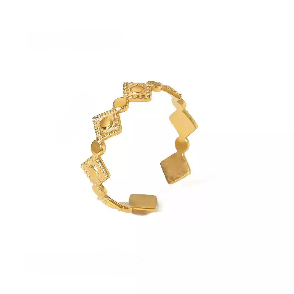 Bailee 18k Pleated Geometric Band Ring