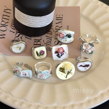 Alonna Vintage Resin Flower Ring Set