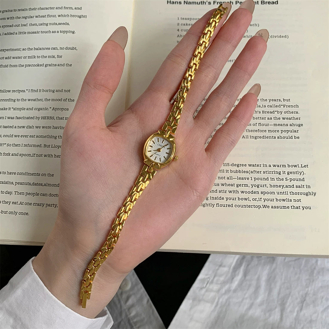 Vintage-Style Small Square Bracelet Watch - Gold Band & Gold Dial [8SFX64W8]