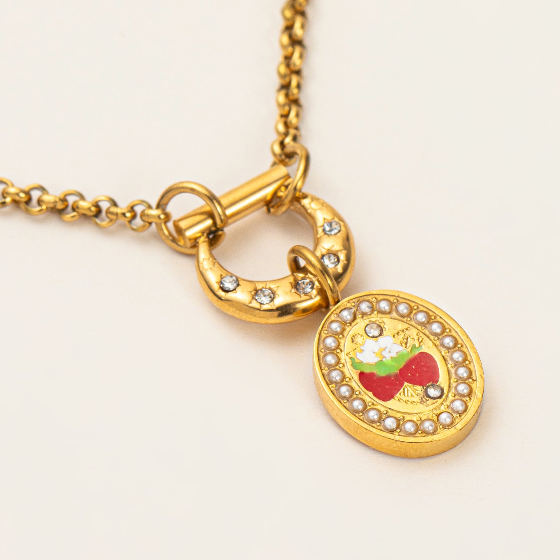 Dainty Pearl Strawberry Pendant Necklace - Gold U-Clasp Strawberry Necklace [62F2H3RU]