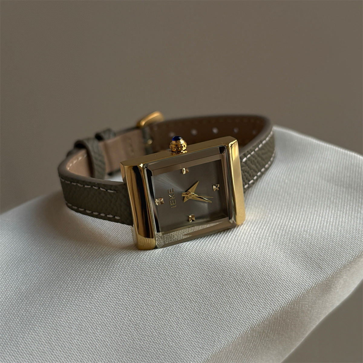 Alaya Vintage Wrist Watch - Smooth Four-Diamond Dial - Gold Frame Grey [UBFC5V0A]