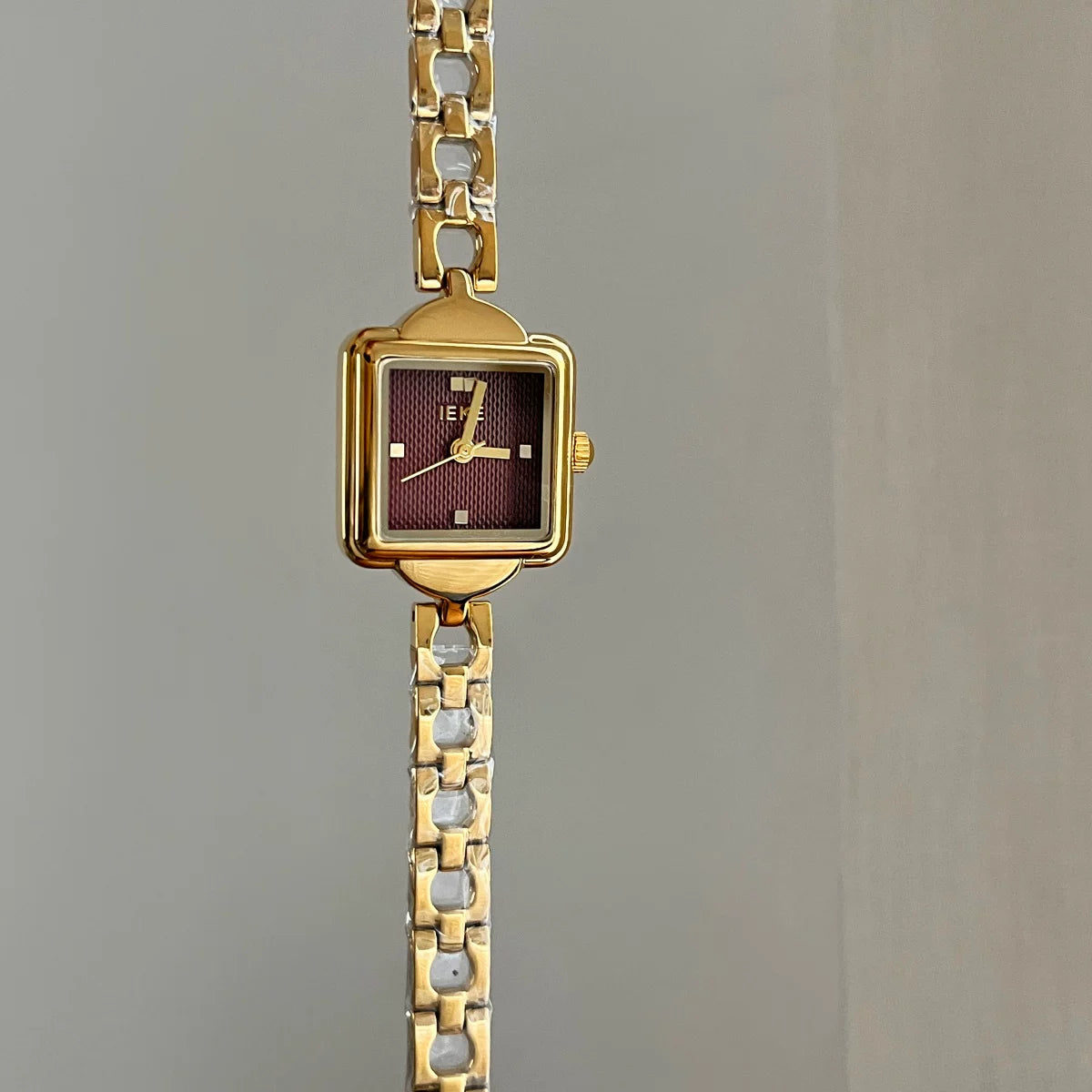 Square Dial Chain Bracelet Watch - Gold Band Red Face (Dot Markers) [ZRIBTE0X]