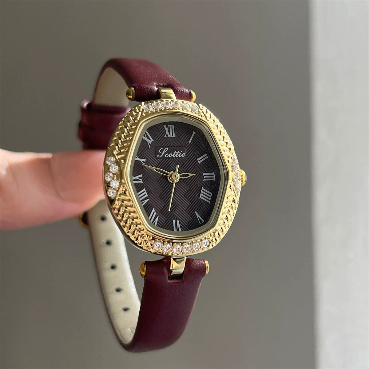 Compact Round Dial Faux Leather Watch - Red [CR7P4C3A]