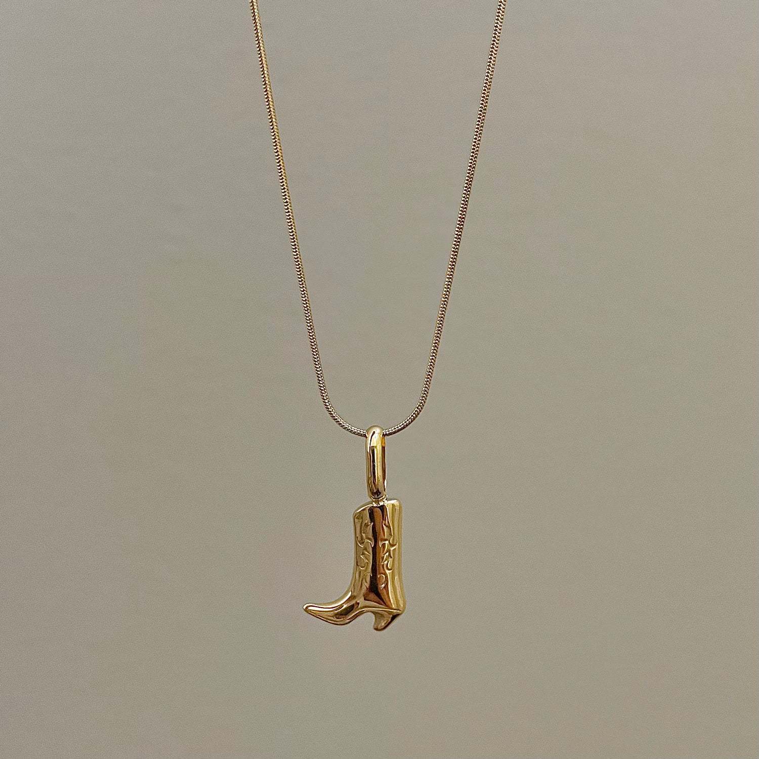 Lucky Horseshoe Pendant Necklace - Gold Boots [5QXOI98R]