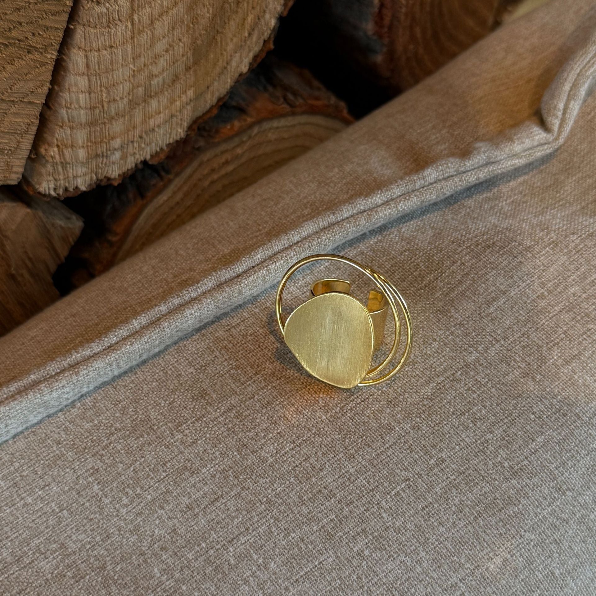 Colleen Brushed Statement Ring - Gold Brushed Large Round Ring [RSK5GM8N]
