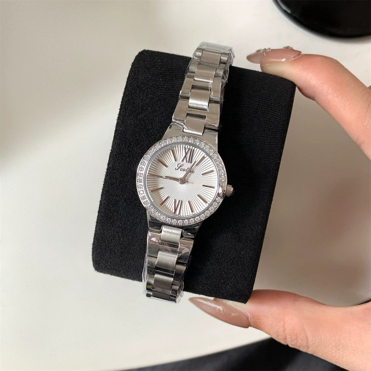 Minimalist Round Dial Bracelet Watch - Silver Band with White Dial [QJKCTJ2E]