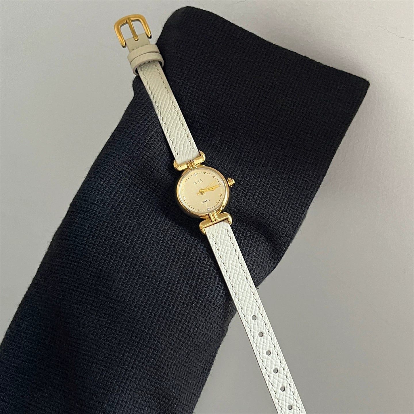 Minimal Round Dial Leather Watch - White Strap Gold Dial [92YEIAUO]