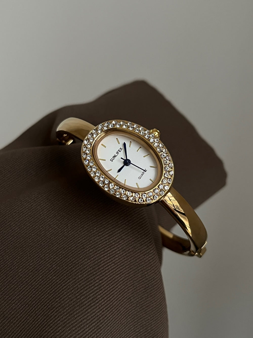 Anorah Diamond Oval Bracelet Watch - Gold Band White Dial (Diamond Edge) [U979FMIJ]