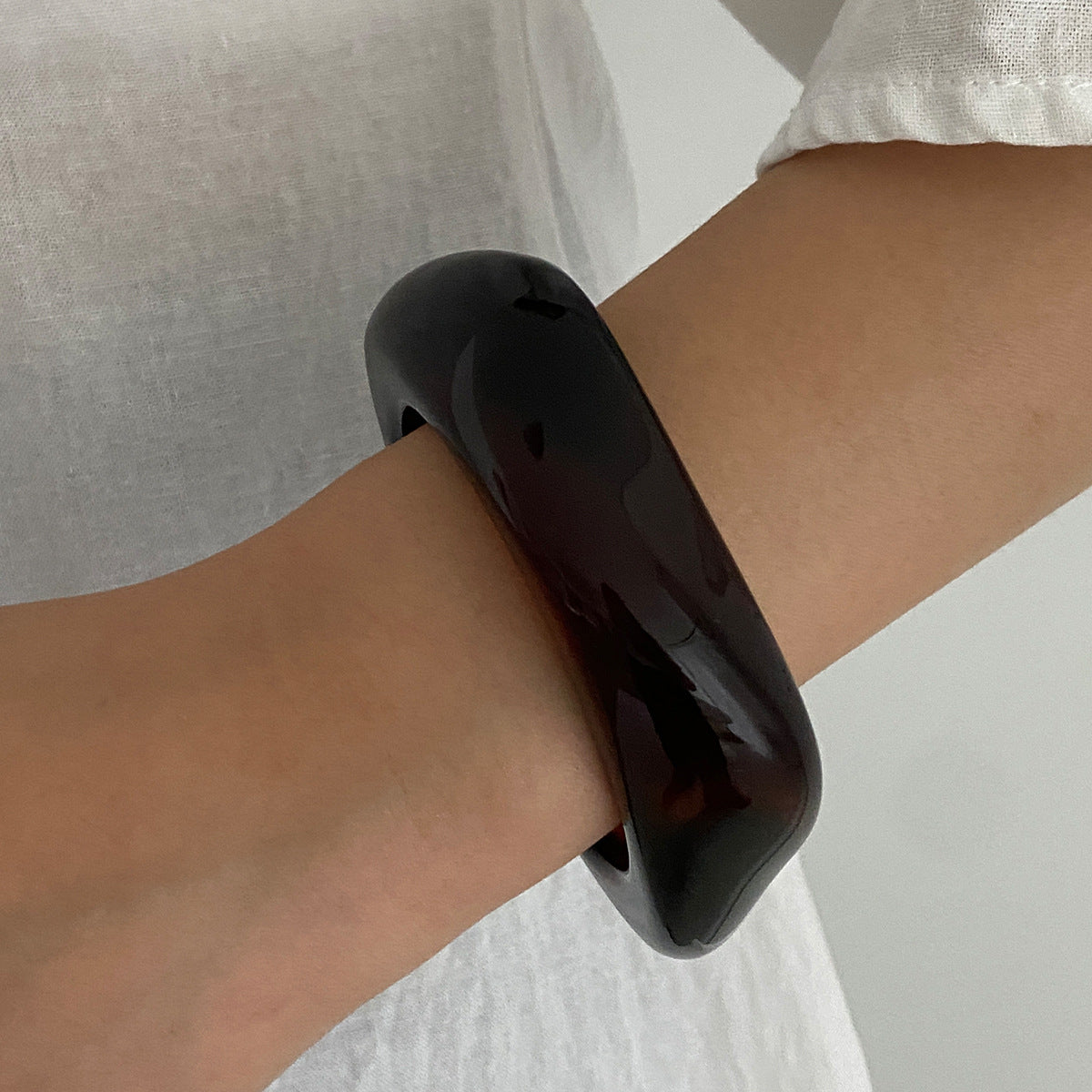 Kyndell Asymmetrical Resin Cuff Bracelet - Dark Brown [JKZFHGOO]