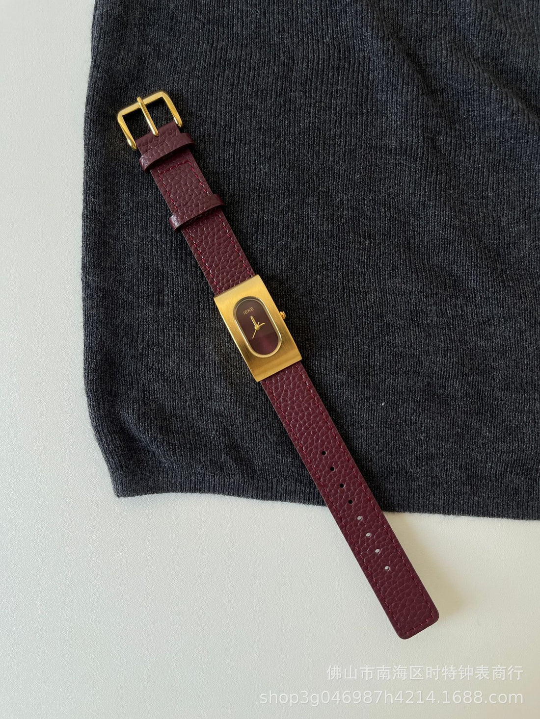 Zhamira Retro Red Watch - Leather Strap with Oval Dots [QWSC8KFV]