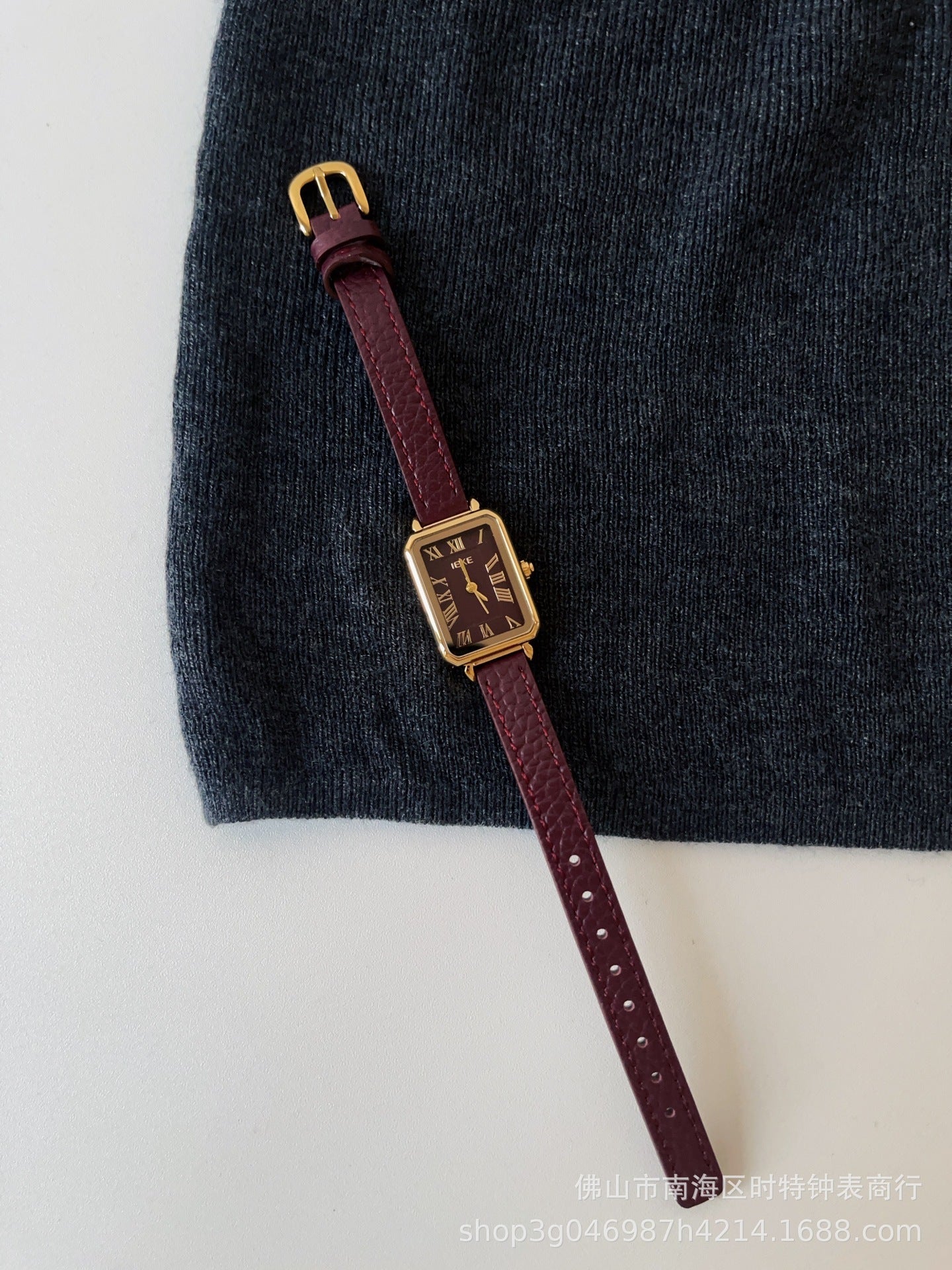 Zhamira Retro Red Watch - Leather Strap with Slanted Roman Numerals [DXJZSG69]