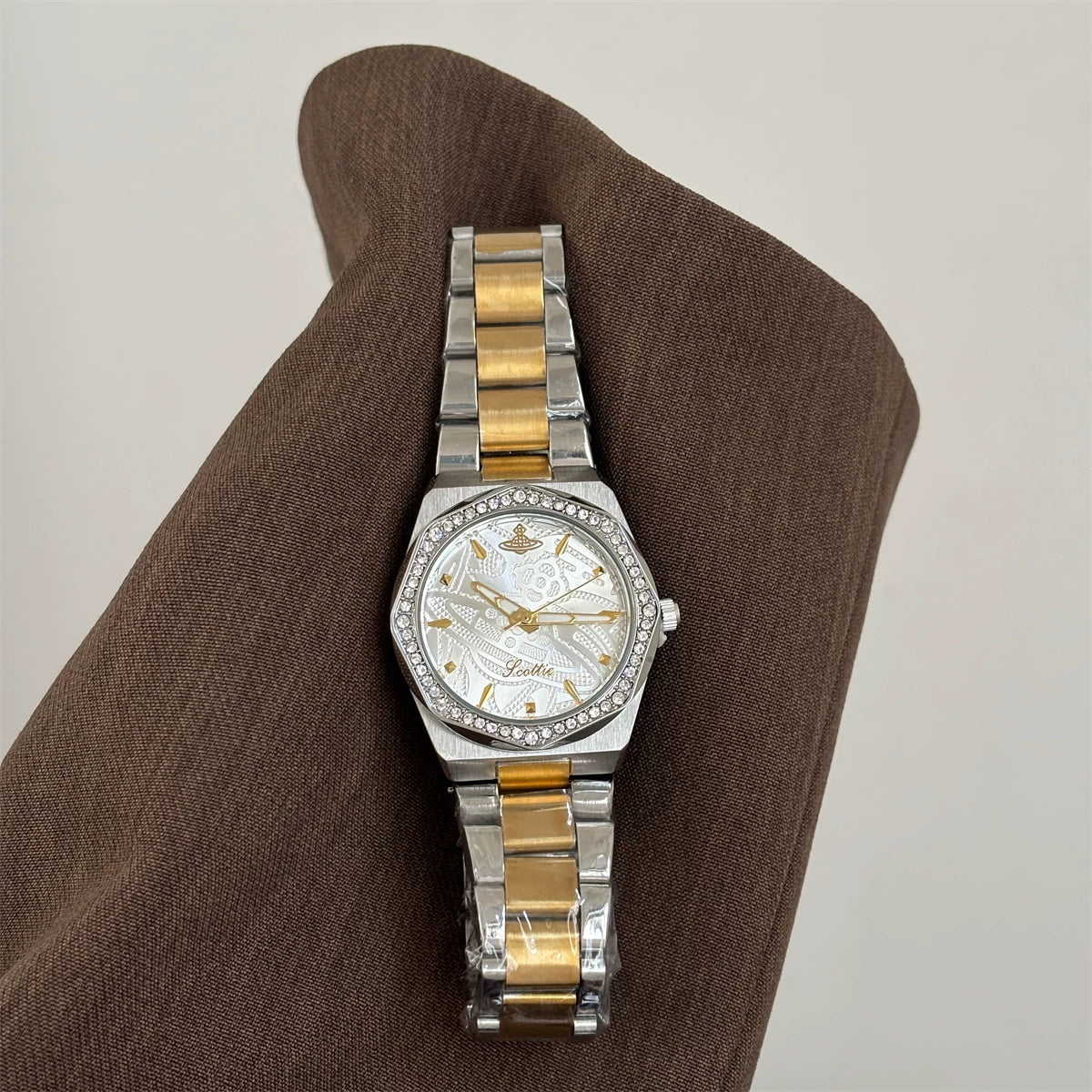Embossed Dial Bracelet Watch - Two-Tone Band White Dial [J6IUSM3O]