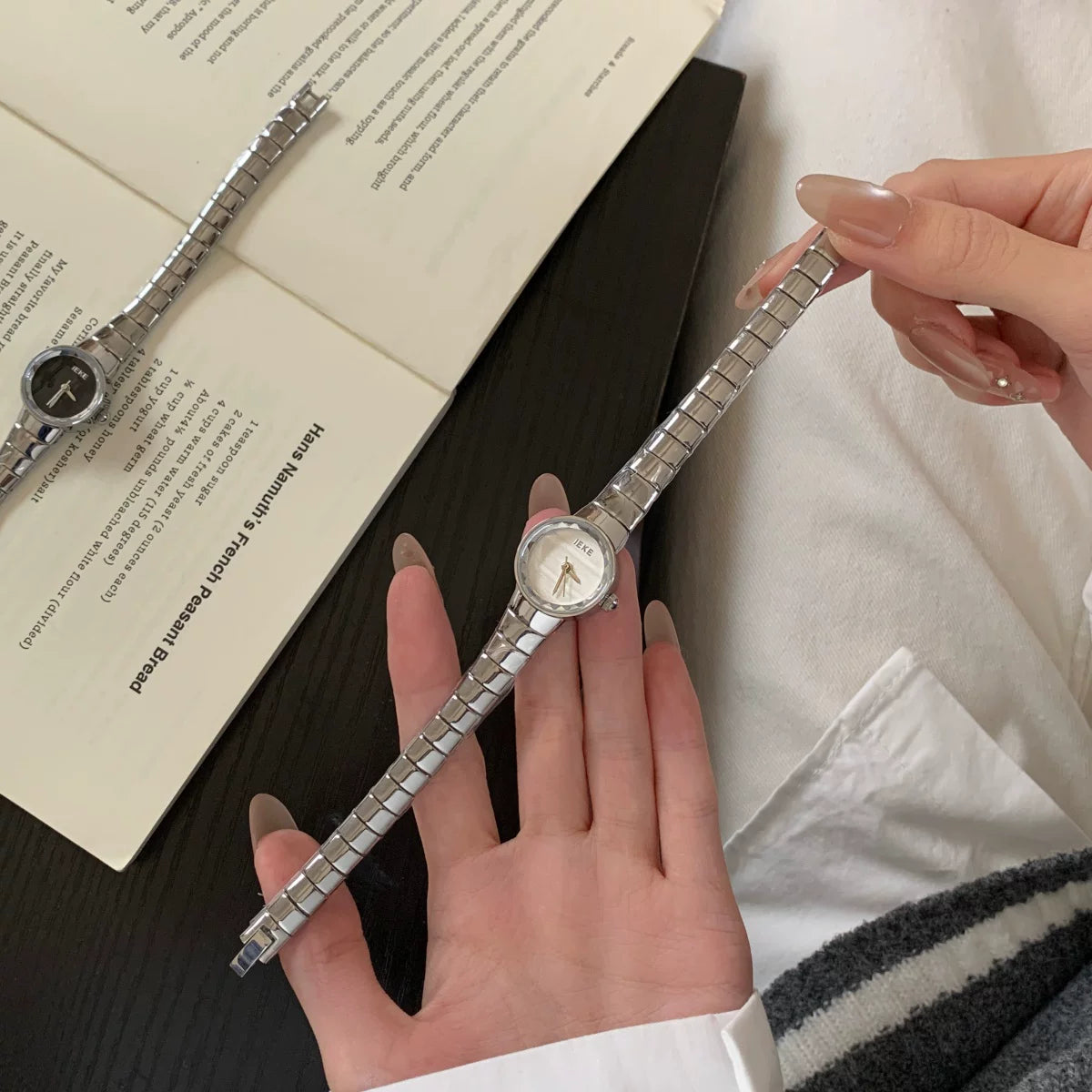 Round Dial Bracelet Watch - Silver Band White Dial [FGAMPCIM]