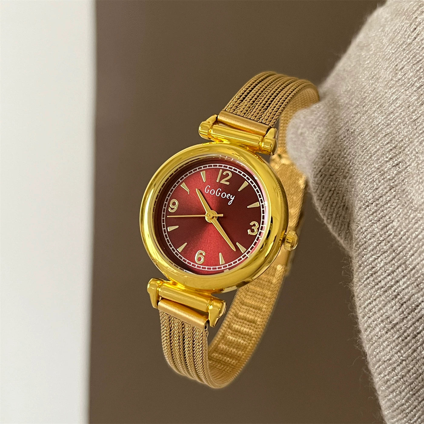 Minimalist Round Mesh Strap Watch - Gold Strap Red Dial [SR6L3YCL]