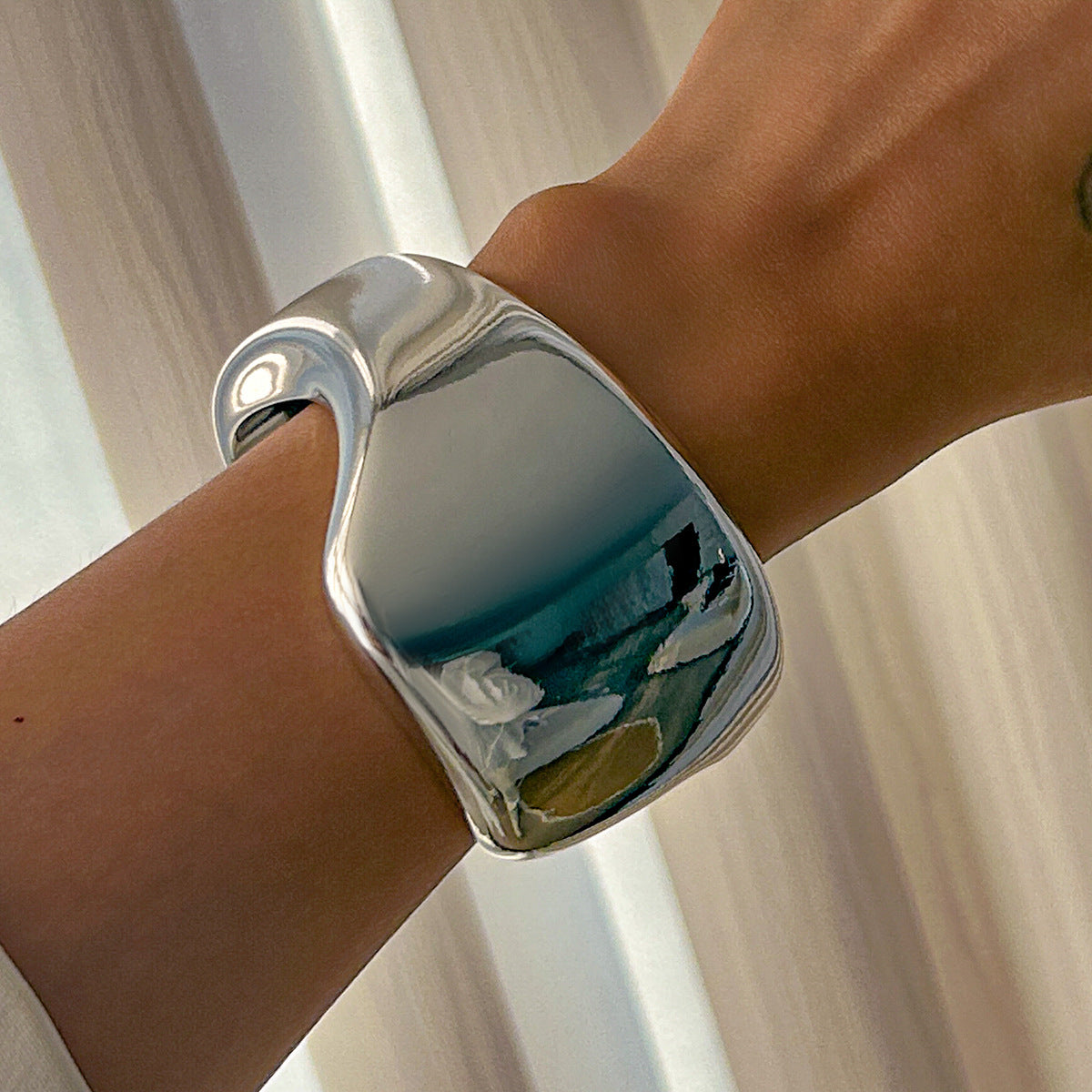 Avarie Liquid Glow Cuff - Style 05 Silver Tone [BU0ZMZ1V]