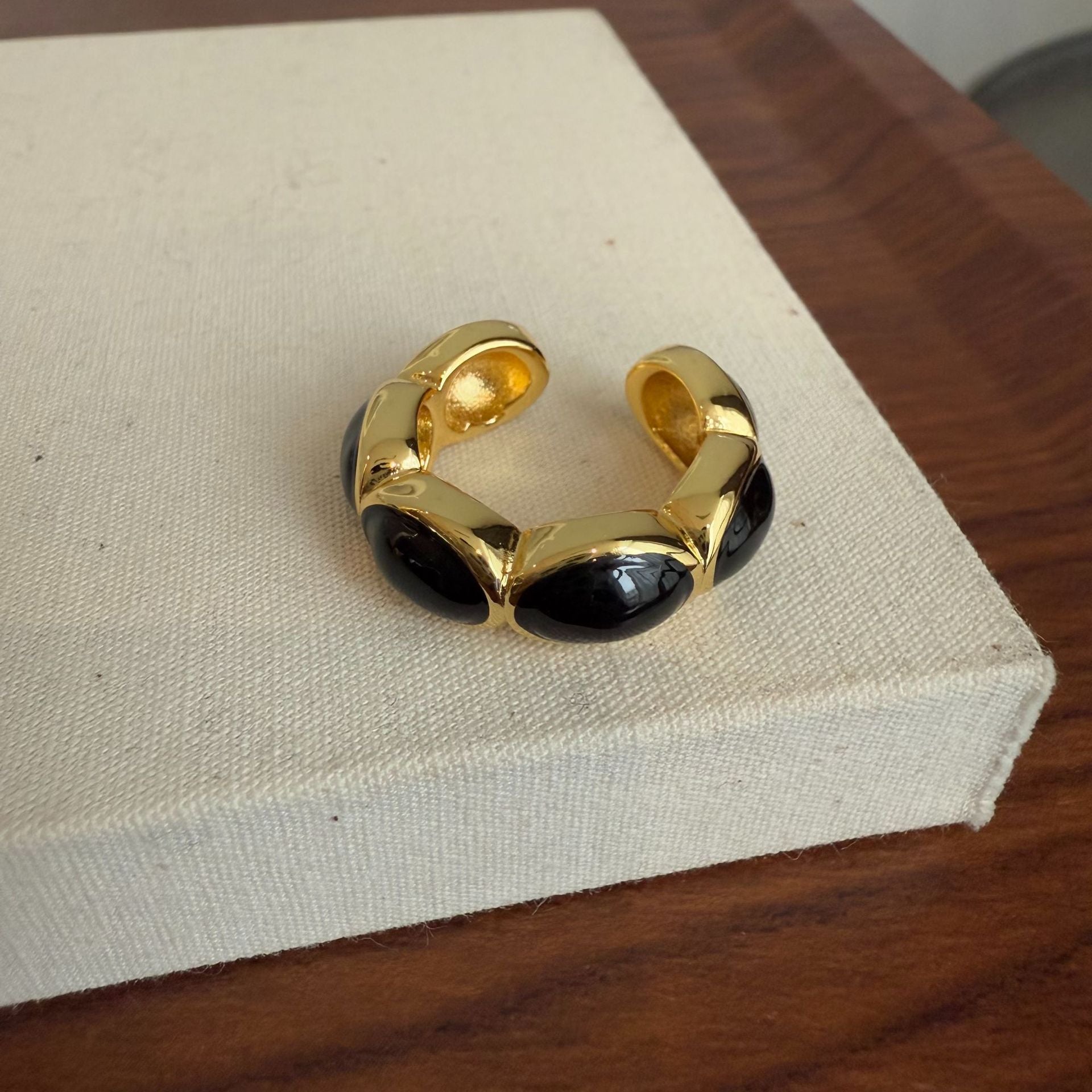 Jaziyah Drip Dot Ring - Gold Black Drip Dot Ring [TYT7GSXY]