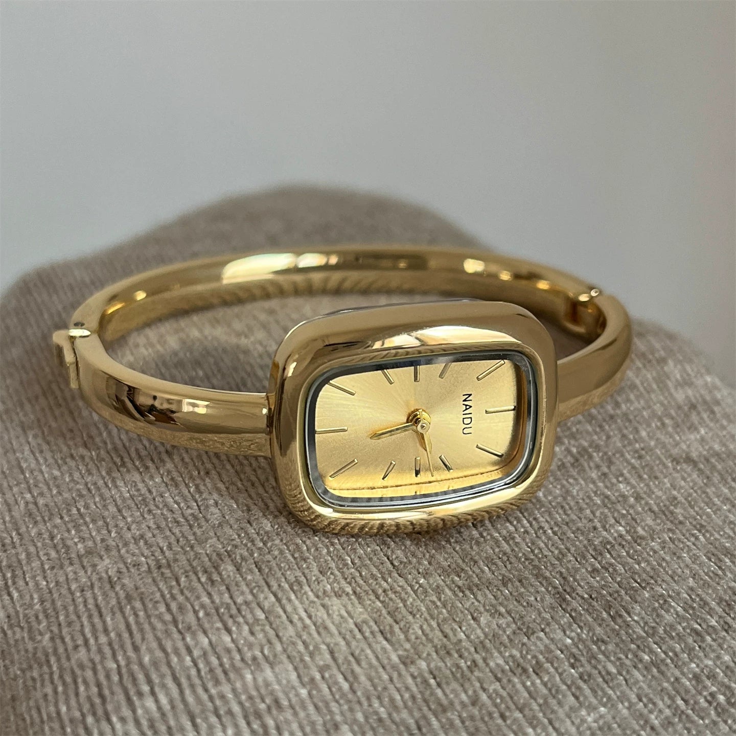 Elegant Bracelet Watch - Gold Band with Gold Face [NUMWHP91]