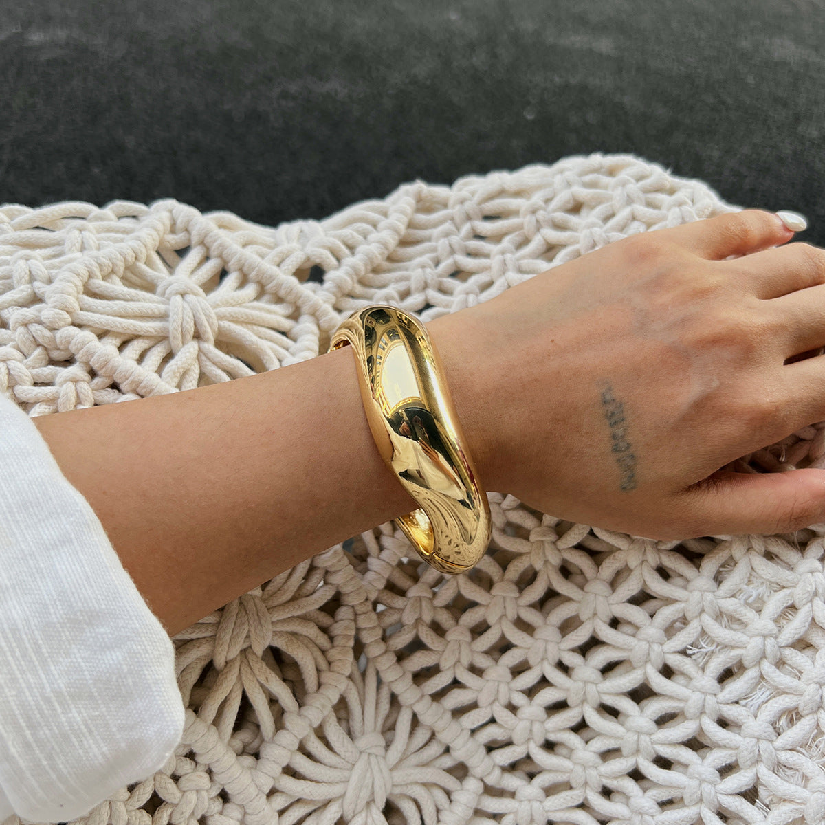 Helene Asymmetric Glossy Resin Bracelet - Gold [NLIAIK3U]