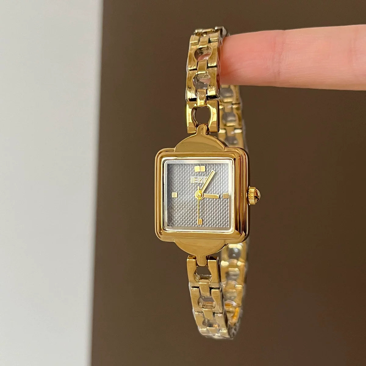Square Dial Chain Bracelet Watch - Gold Band Grey Face (Dot Markers) [KE0Q2ZIQ]