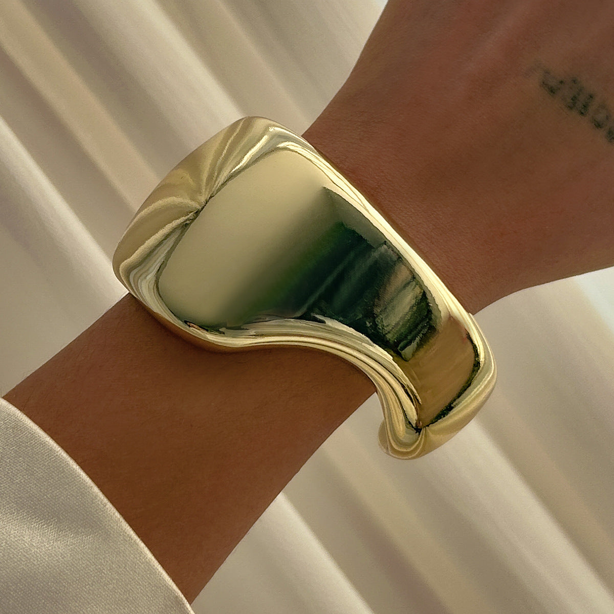 Avarie Liquid Glow Cuff - Style 05 Gold [9O4MXMT7]