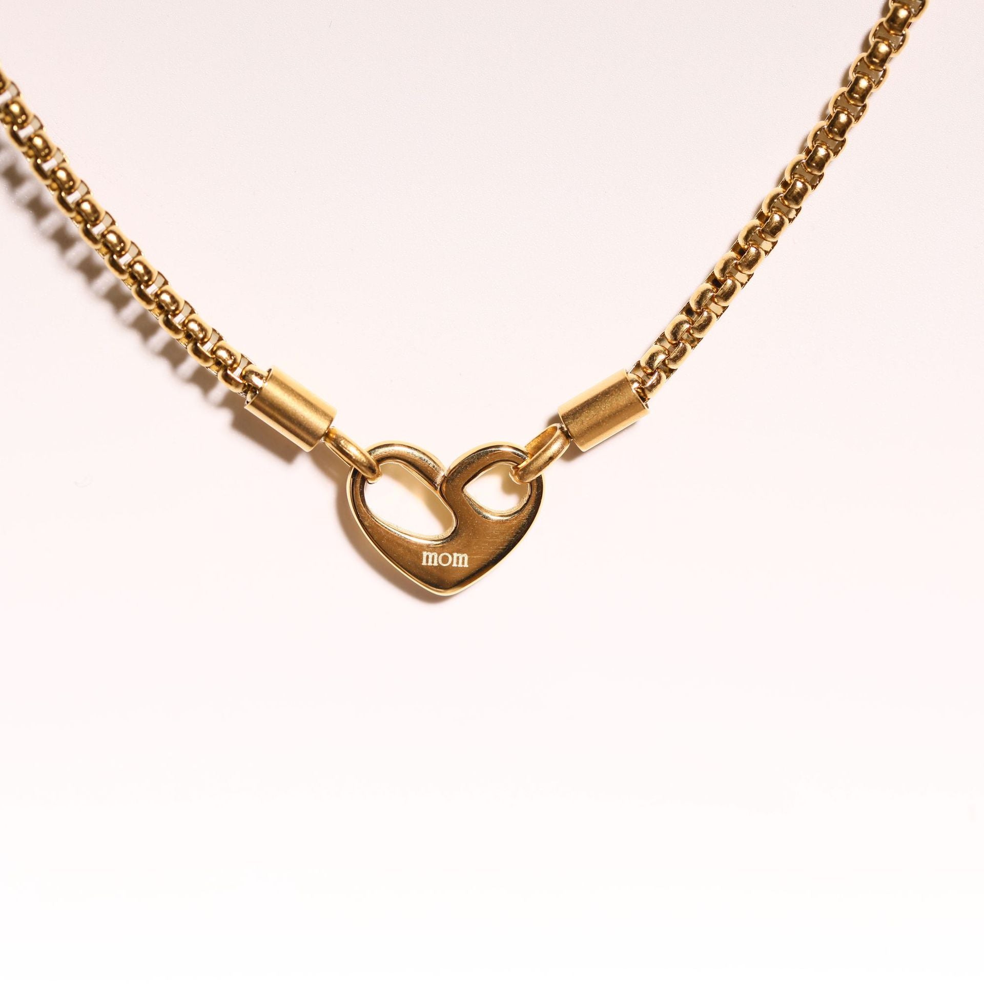 Heart Pendant Necklace - 'Mom' Gold Heart [VWH58QGL]