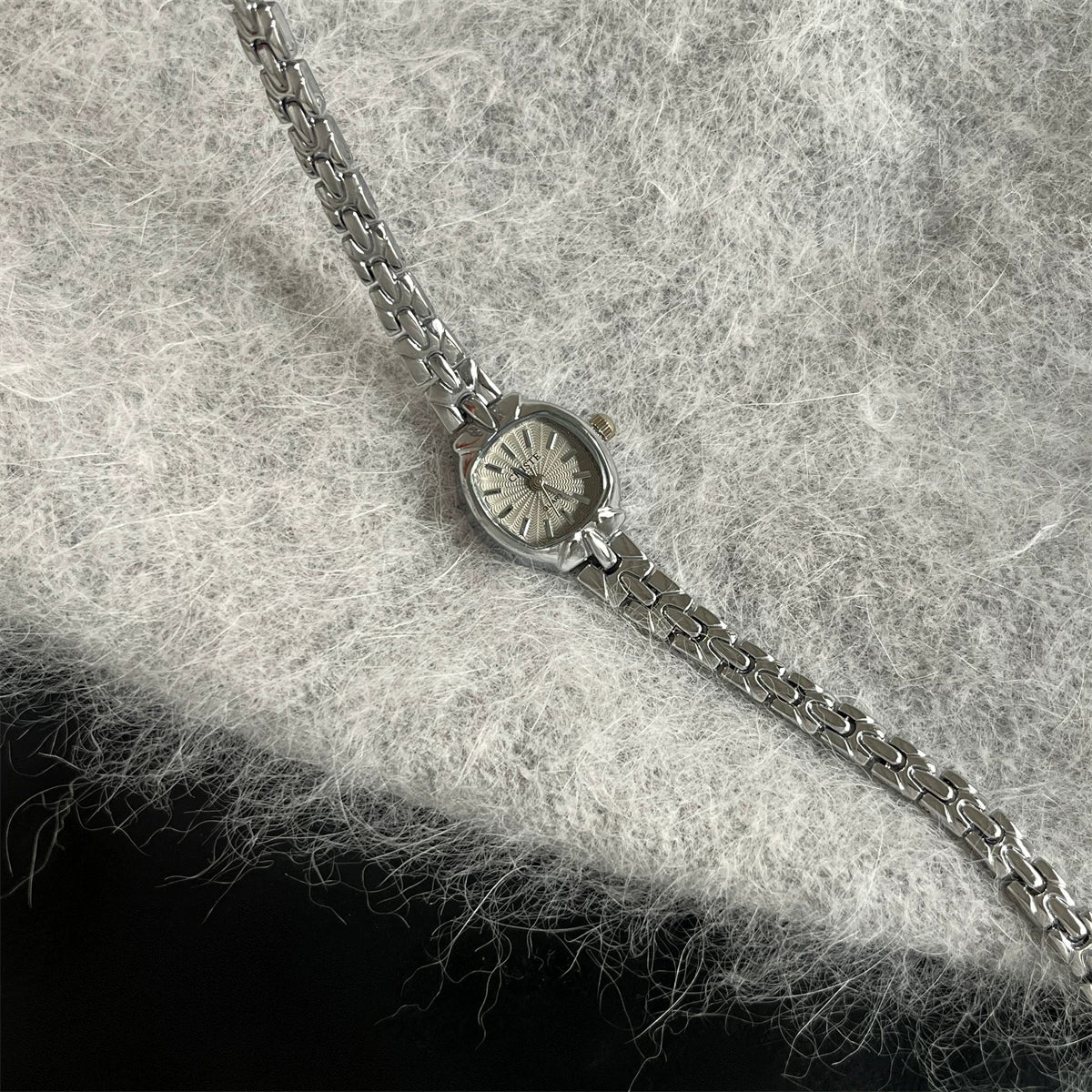 Vintage-Style Small Square Bracelet Watch - Silver Band & Grey Dial [I1Q130UU]
