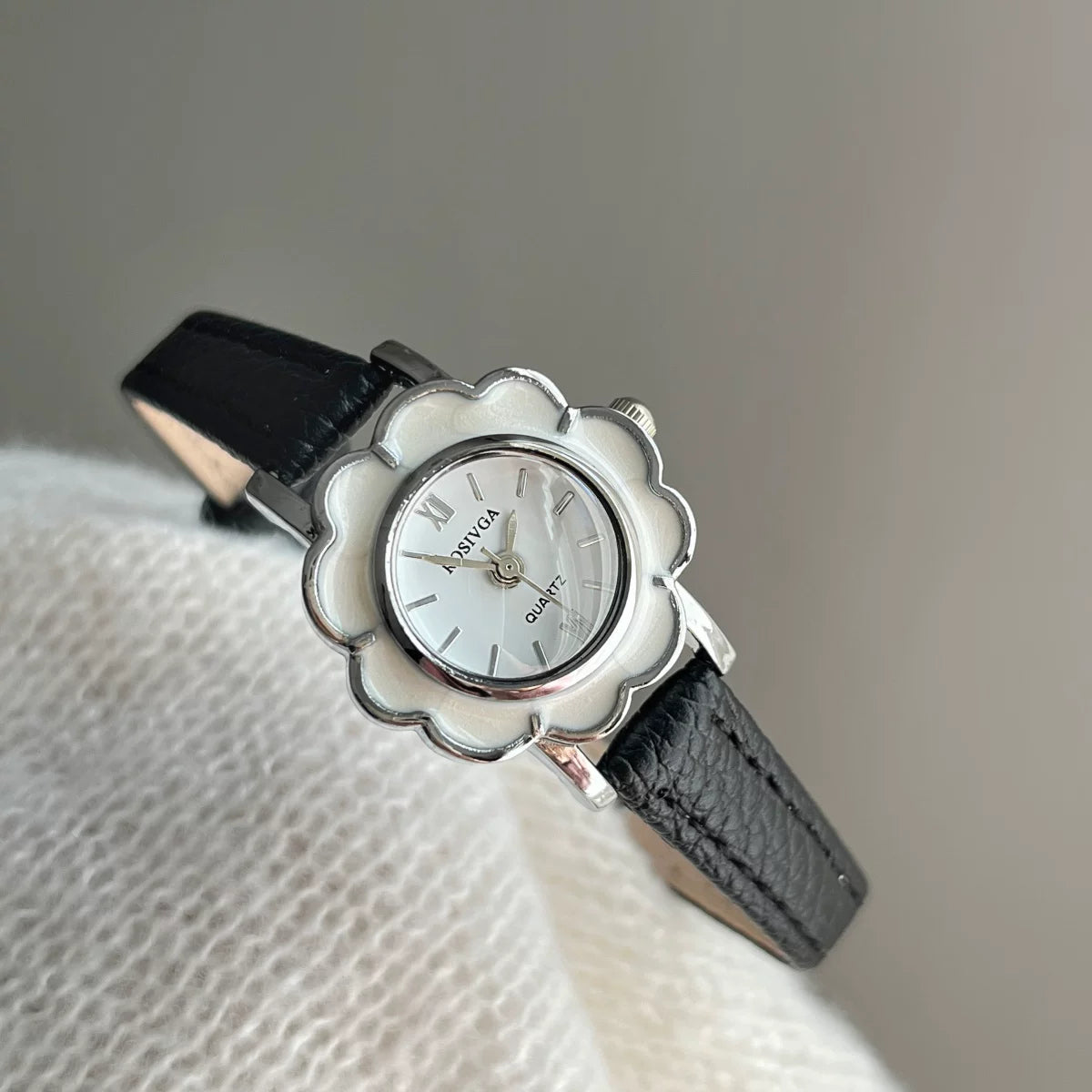 Round Floral Dial Faux Leather Watch - Black Strap (Silver Case) [DAHT1E3Q]