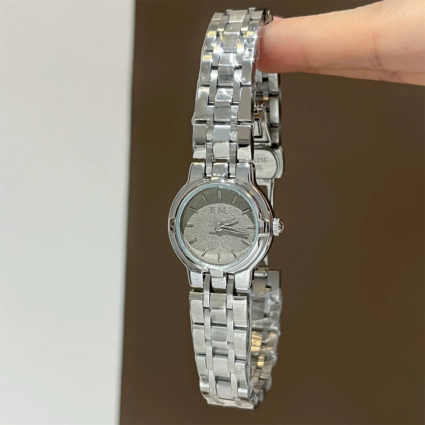 Round Minimalist Bracelet Watch - Silver Band Grey Dial [EESF2BP0]