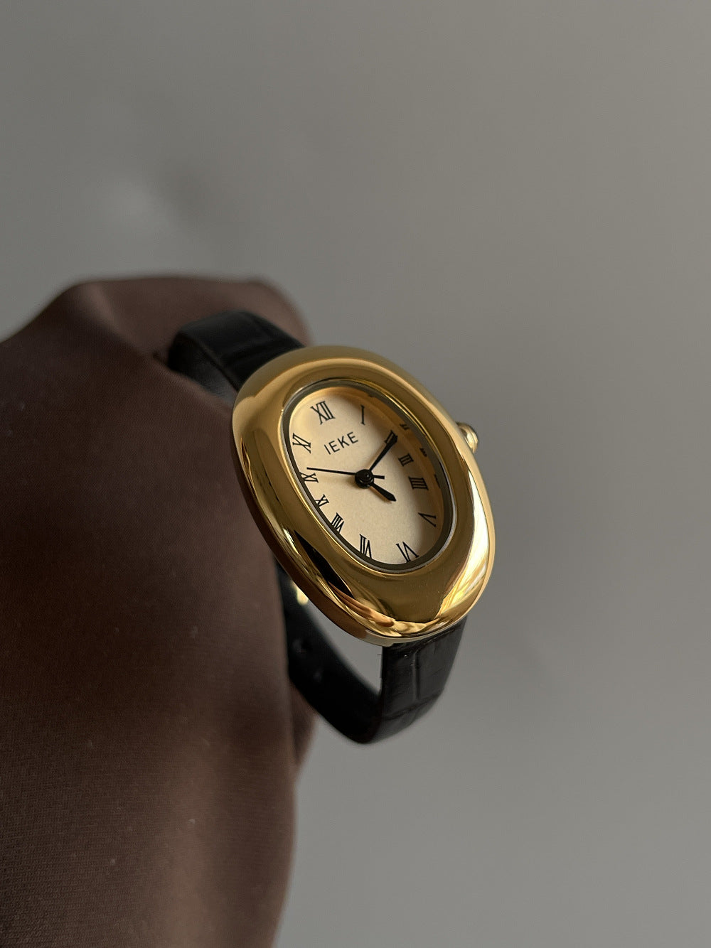 Anorah Diamond Oval Bracelet Watch - IEKE723 Dove Egg / Black Band Gold Frame Gold Dial [5A7DK9TF]