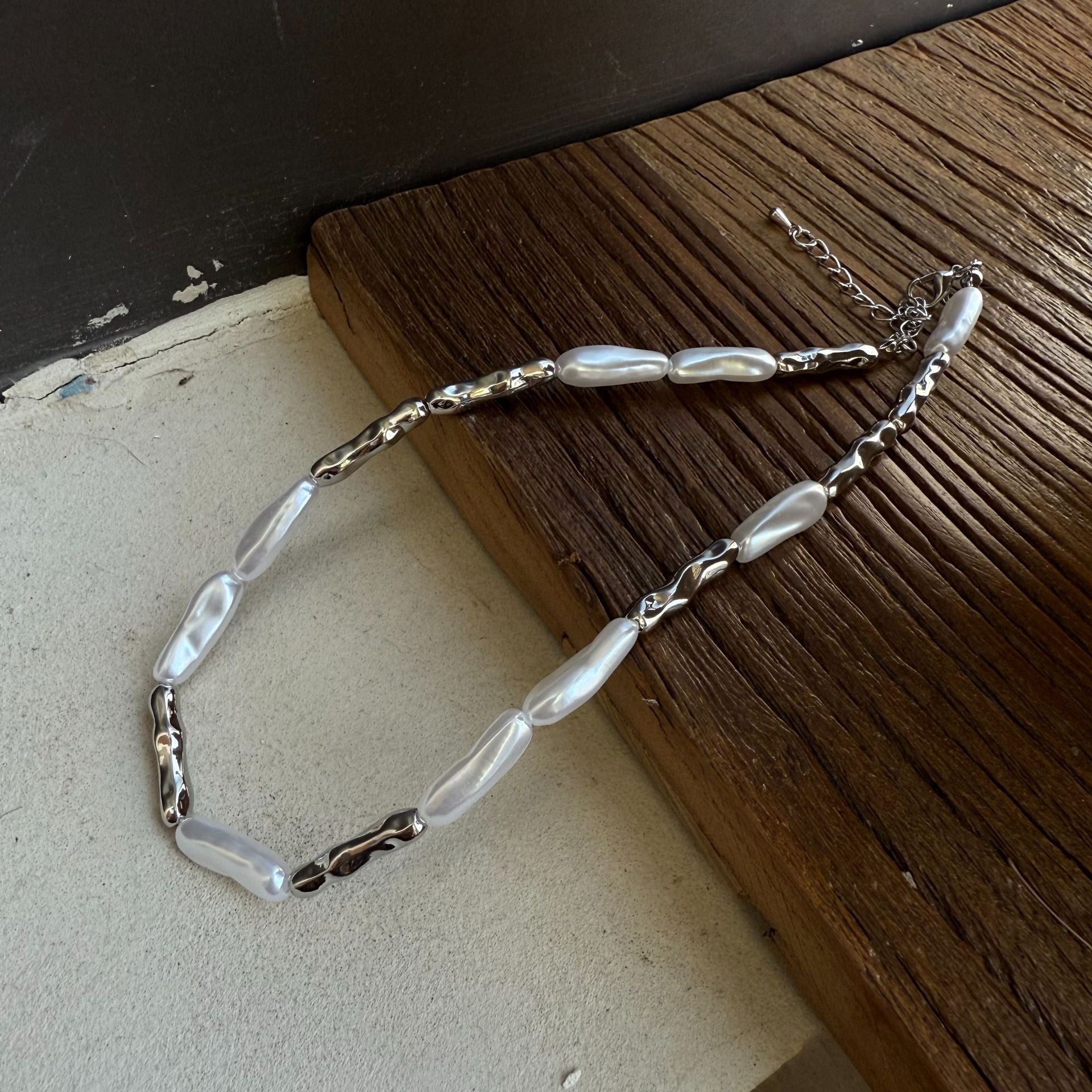 Siyona Sculptural Pearl Necklace - Silver Long Baroque Necklace [Q6X9CRUL]