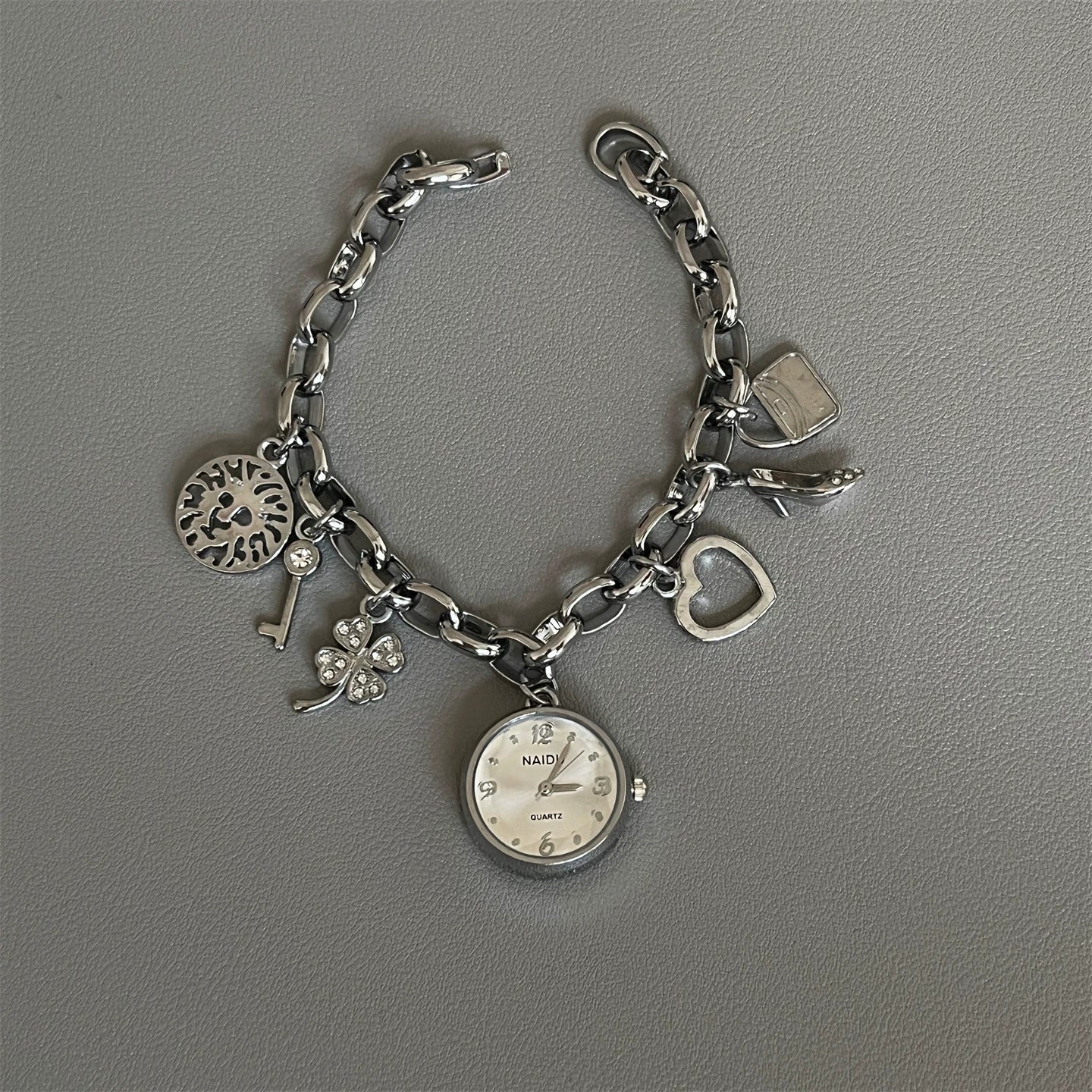 Vintage Heart Pendant Bracelet Watch - Silver Band with White Dial [TRHEY8SU]