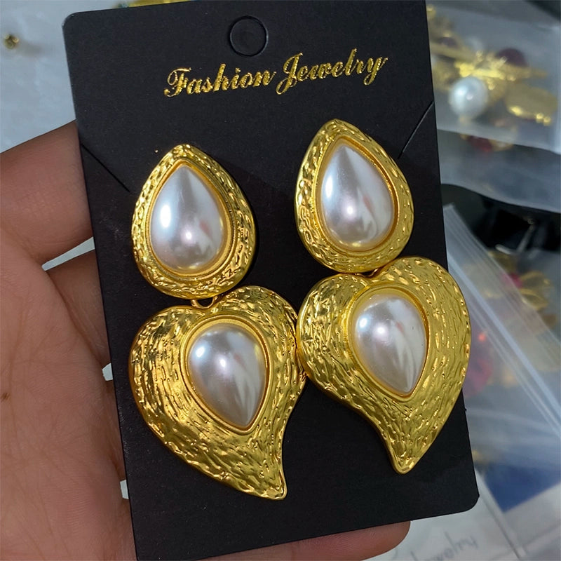 Lynnleigh Exaggerated Heart Earrings - White Pearl Earrings [IJIIMFZP]