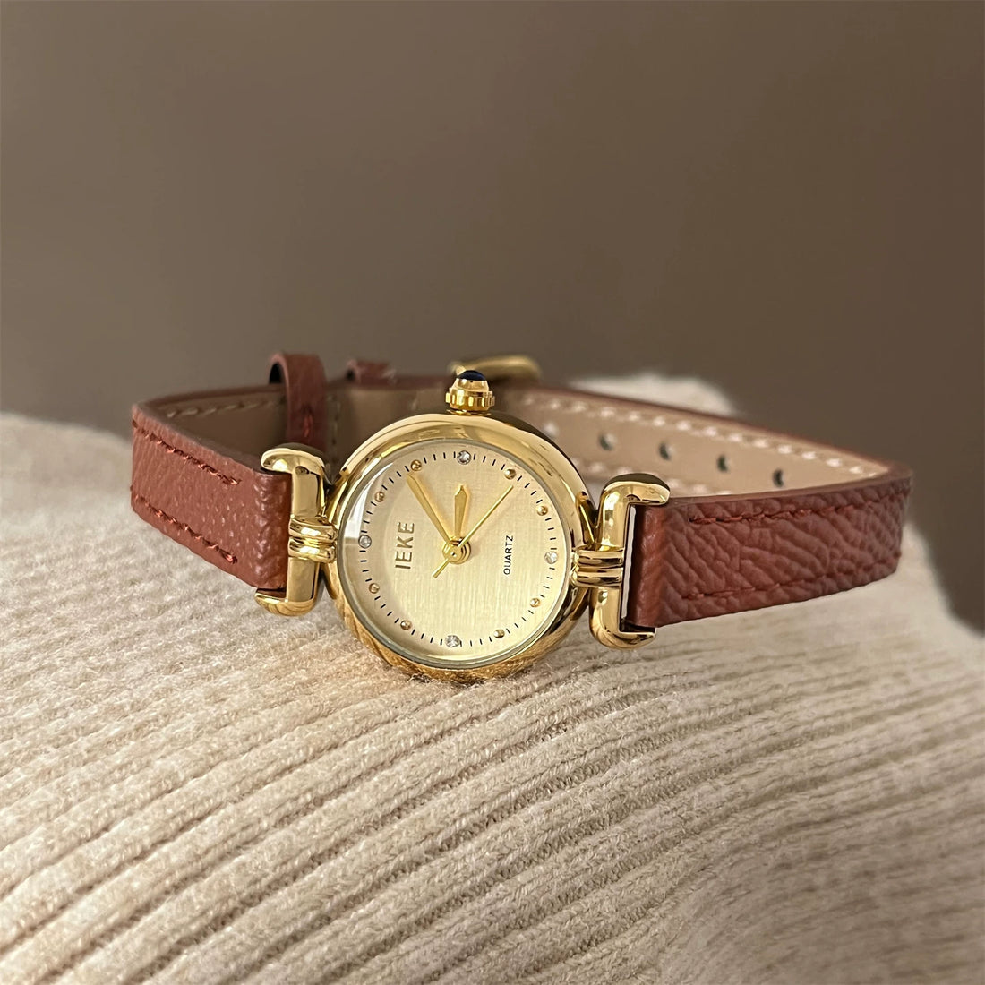 Minimal Round Dial Leather Watch [UBWOTWJ7]