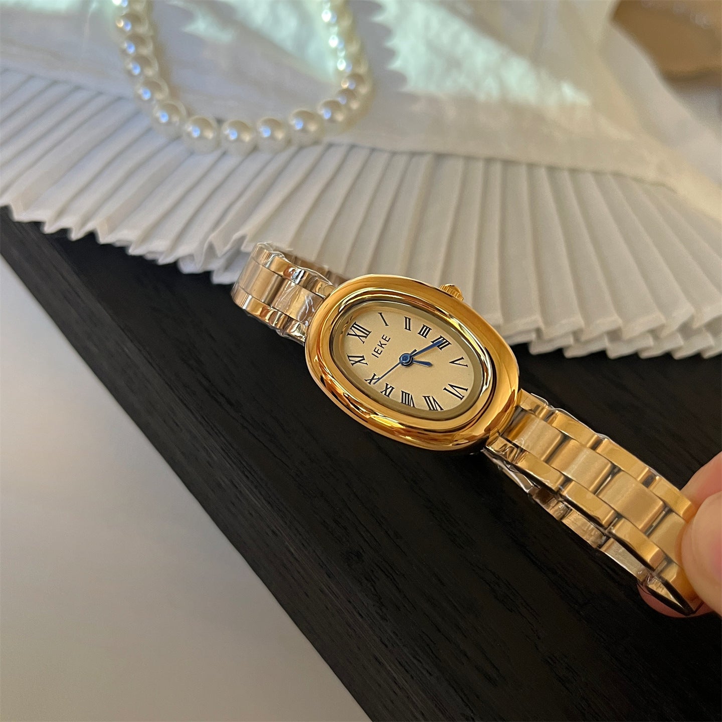 Sommer Retro Oval Bracelet Watch - Gold Band, Gold Dial [ZEUB0UB6]