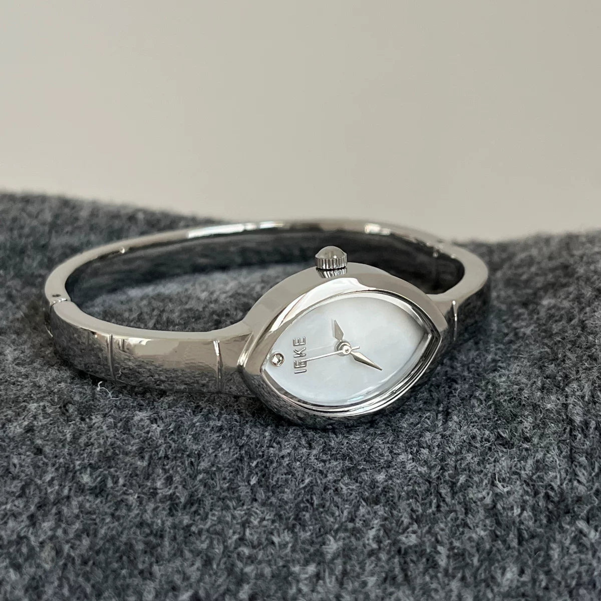 Oval Bracelet Watch with Metal Strap - Silver Strap with White Face [5XQWATYZ]