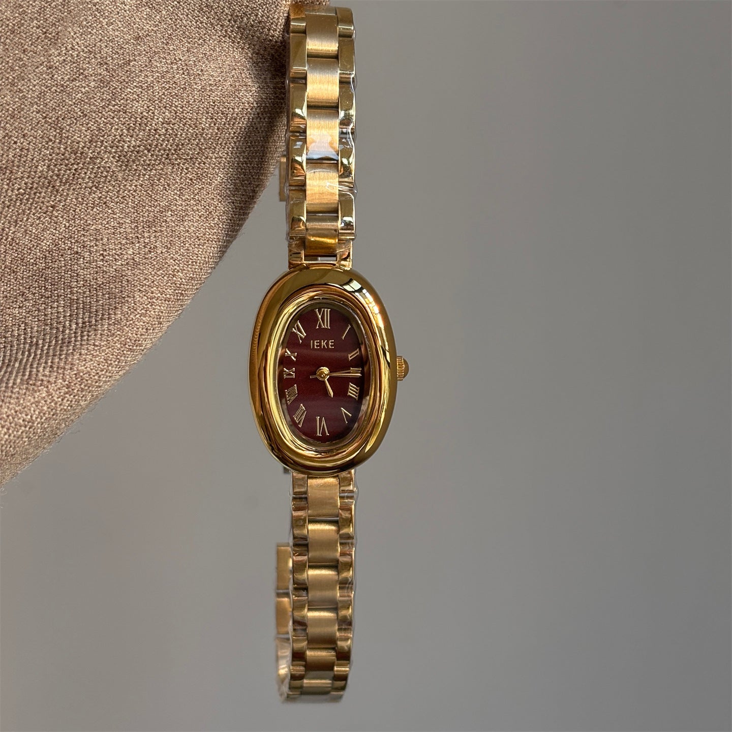 Sommer Retro Oval Bracelet Watch - Gold Band, Red Dial [EANNZK0N]
