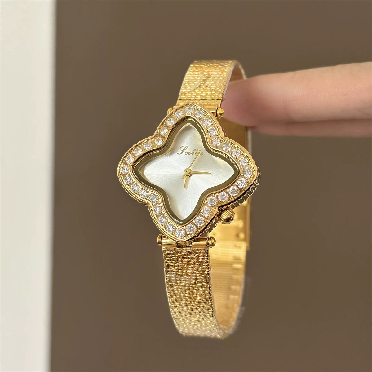 Oval Clover Bracelet Watch - Gold with White Dial [D909YOG3]