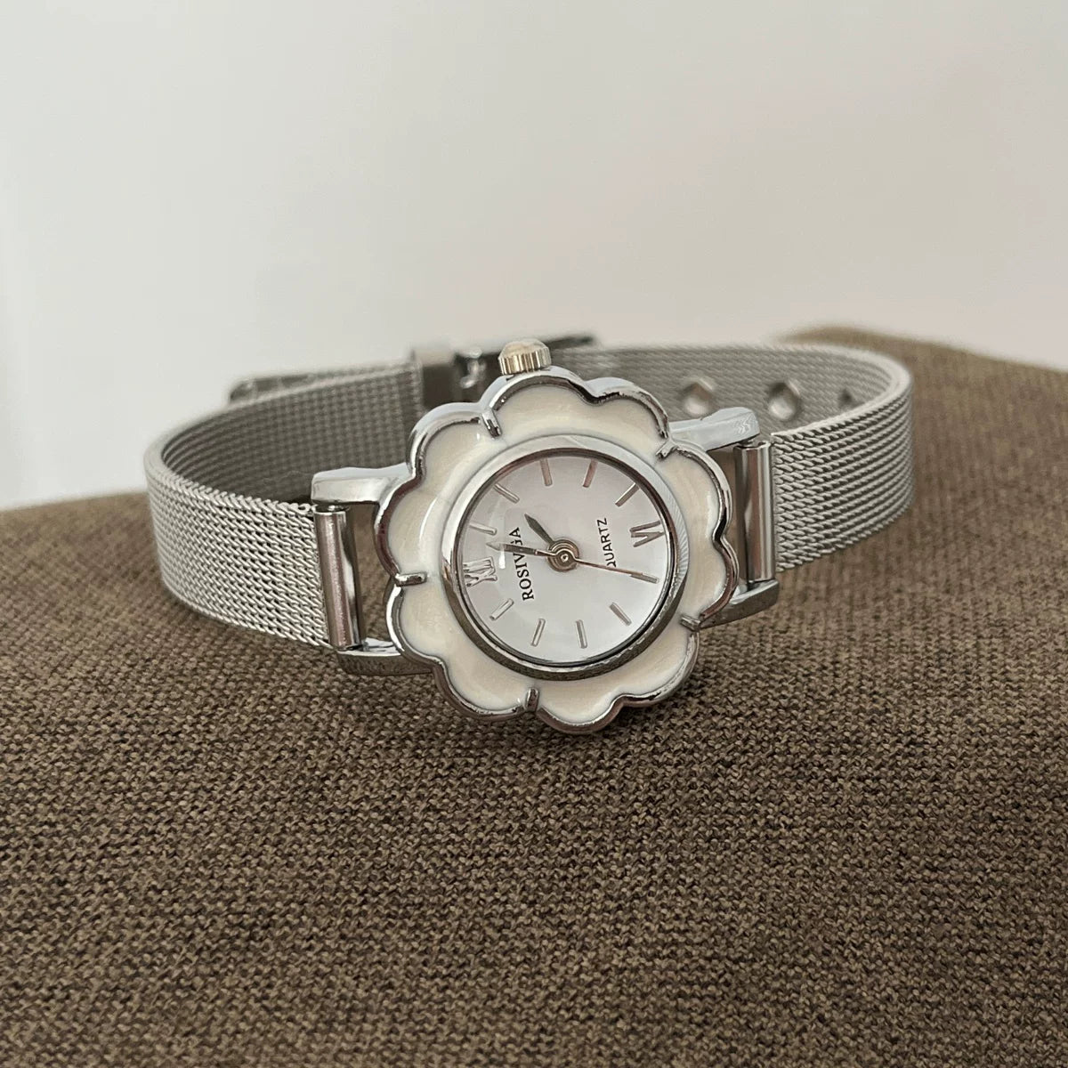 Round Floral Dial Faux Leather Watch - Silver Wire Strap [15W3X68A]