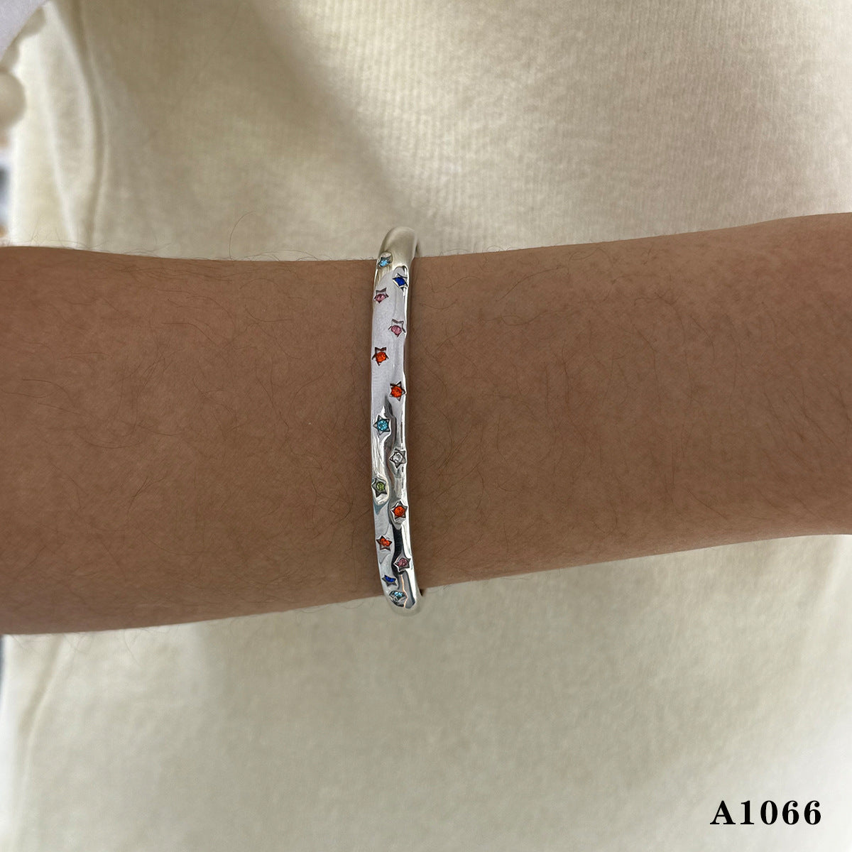 Nilah Diamond Heart Charm Bracelet - Silver Colored Diamond Bangle [RVFPRG0S]