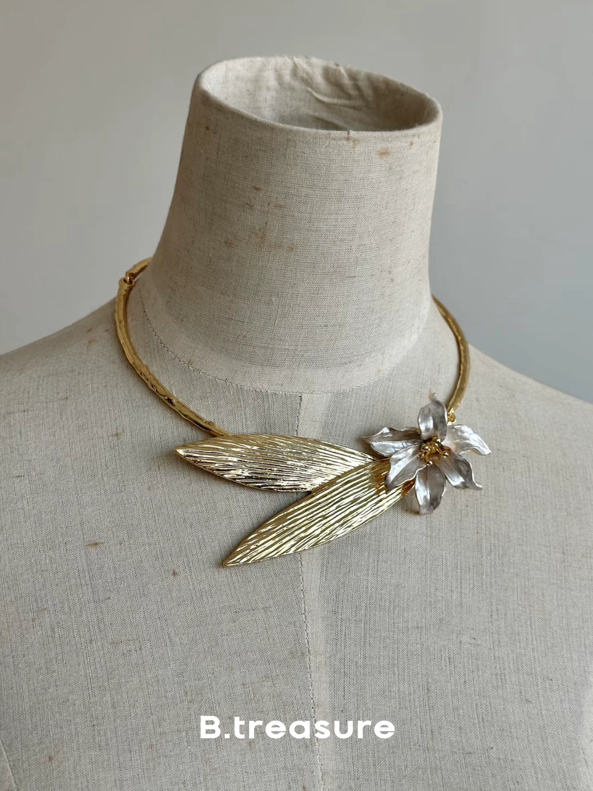 Vintage Floral Relief Bangle Bracelet - Necklace [J2EF1X5Q]