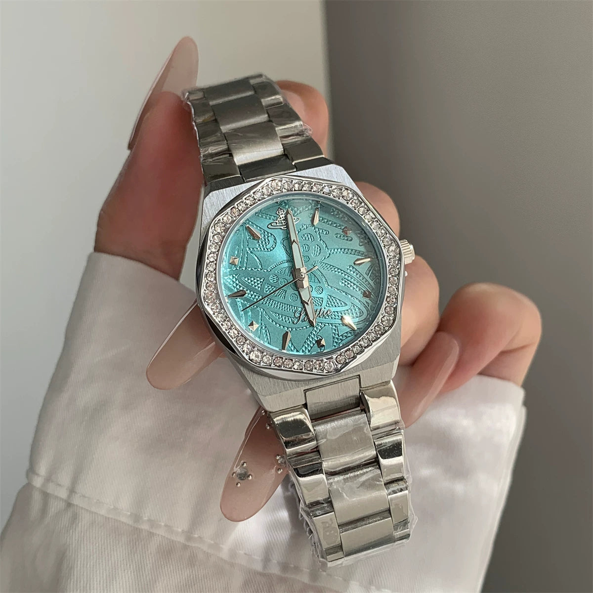 Embossed Dial Bracelet Watch - Silver Band Green Dial [P3WGURL8]
