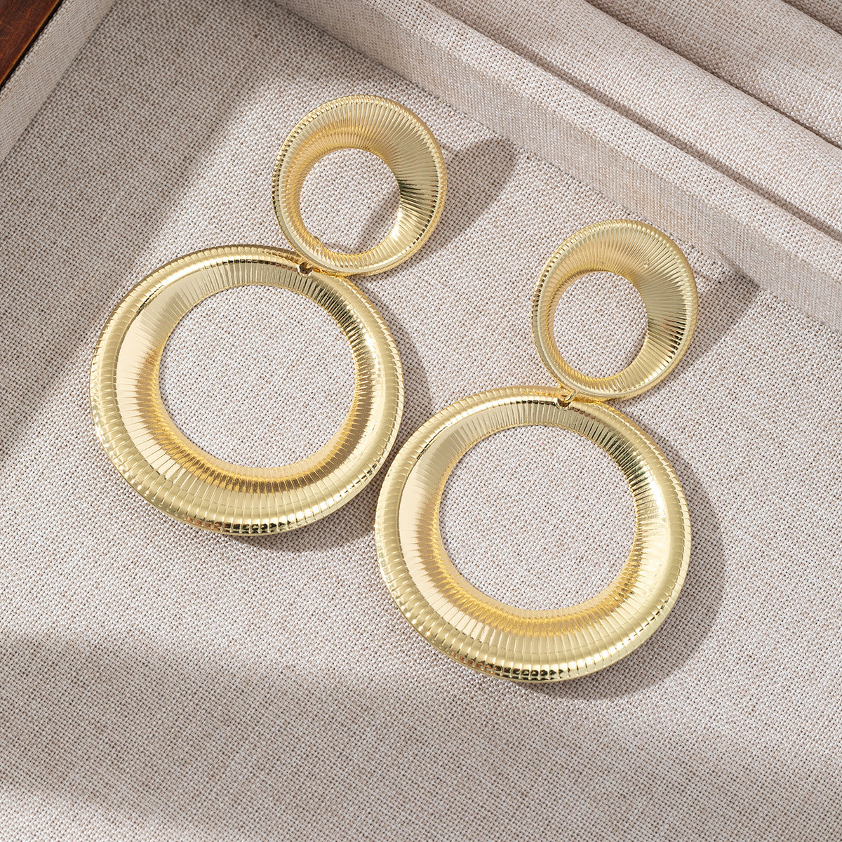 Alayah Sculptural Hoop Earrings - Gold [GH3R9NJO]
