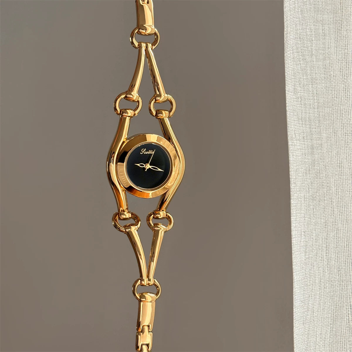 Concave Bracelet Chain Watch - Gold Band Black Face [JV194MWI]