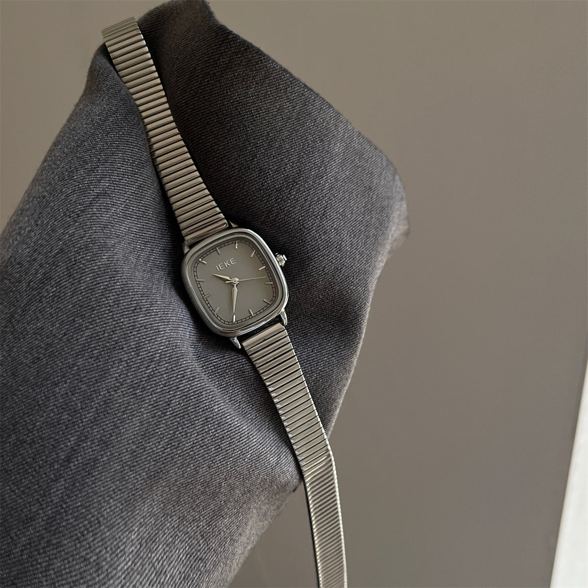 Kathrine Snakehead Quartz Watch - Round Grid Design [VIK4RAPH]