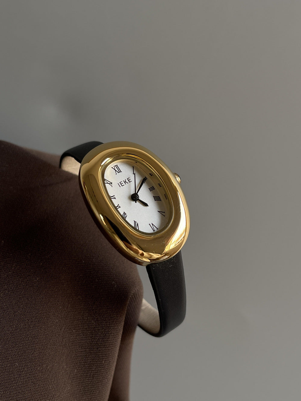Anorah Diamond Oval Bracelet Watch - IEKE723 Dove Egg / Black Band Gold Frame White Dial [IH69N4FX]