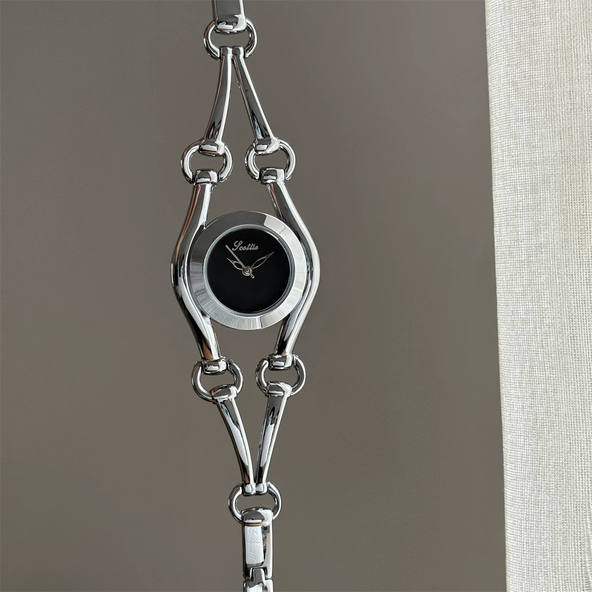 Concave Bracelet Chain Watch - Silver Band Black Face [6Z2P3W2U]