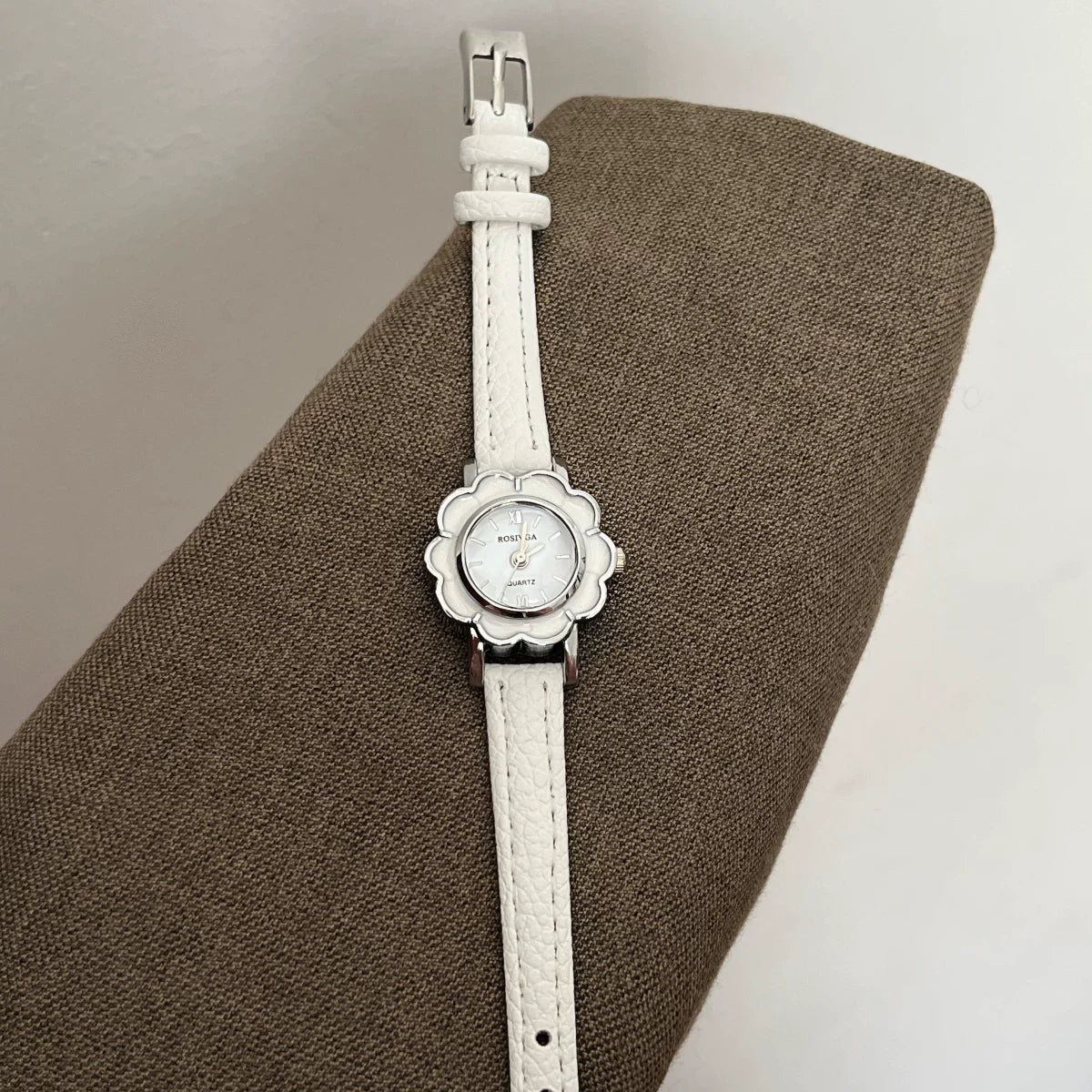 Round Floral Dial Faux Leather Watch - White Strap (Silver Case) [O1SFUMW3]