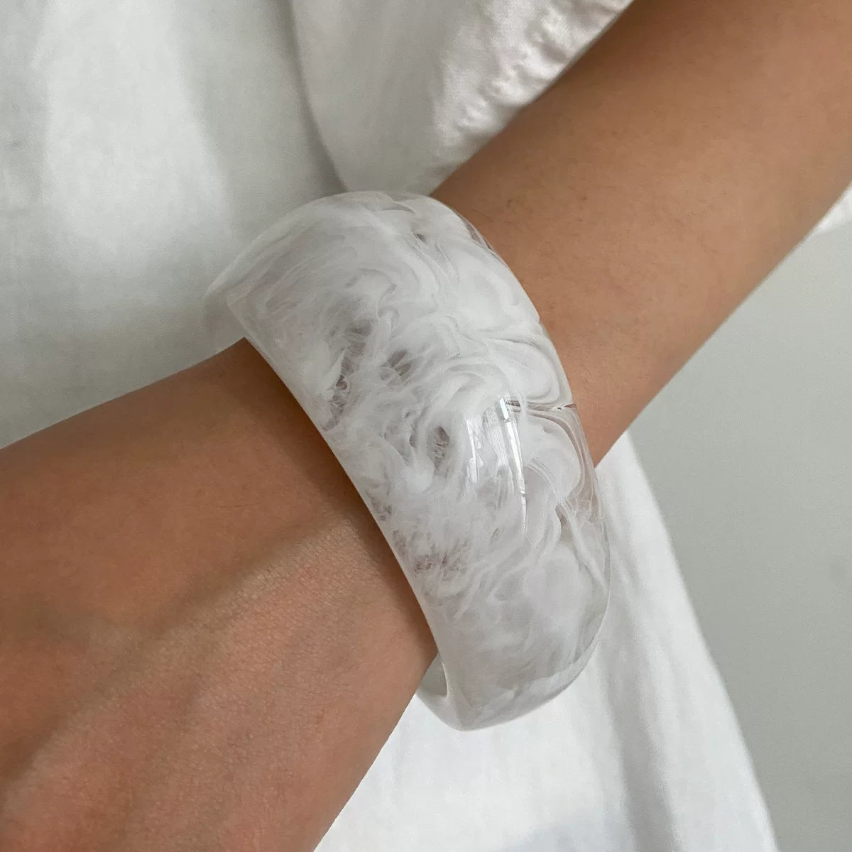 Irregular Resin Bangle Bracelet - White [EQRQ9WLF]