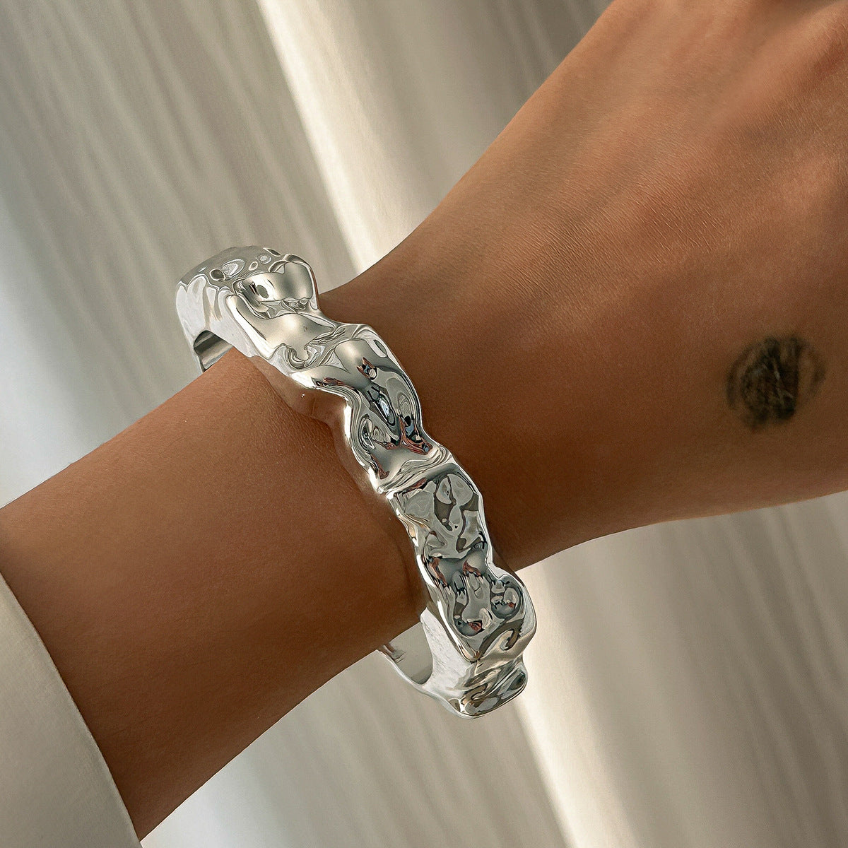 Avarie Liquid Glow Cuff - Style 04 Silver Tone [VEPM8Y10]