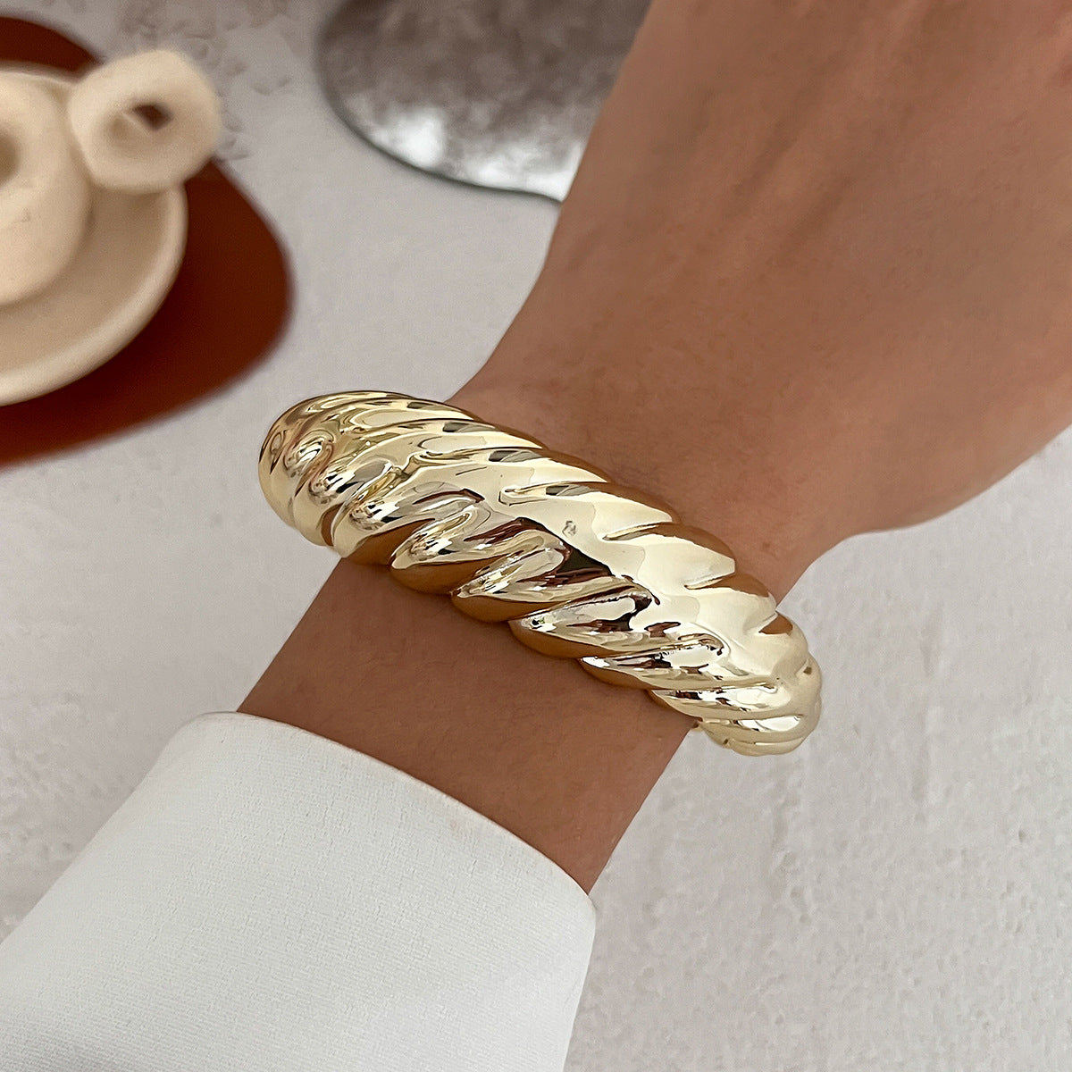 Avarie Liquid Glow Cuff - Style 02 Gold [2D5ZXA3M]